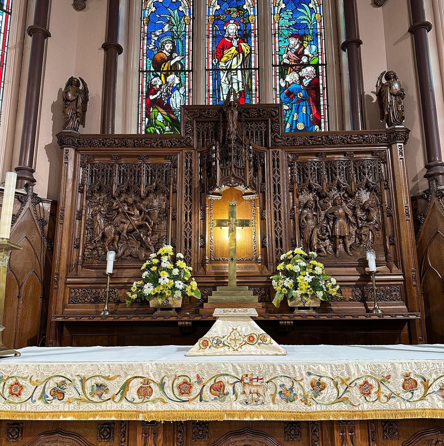 All Saints 
Services on Sunday at 9 and 10:30 am, and Wednesday at 12:15, followed by Bible study 🤍 all are welcome
#worship #anglicanchurch #mosaicoffaith #anglican #wewelcomeyou #sundayservice #sunday #onlineworship #anglicanworship #sungeuchari